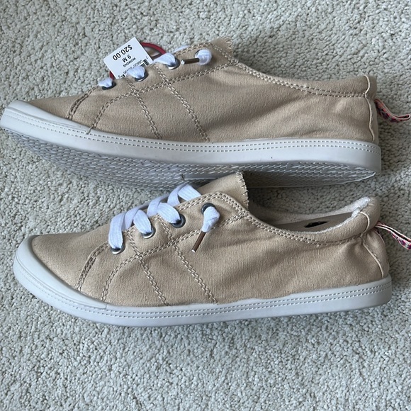 NWT Falls Creek Canvas Sneaker - Picture 2 of 10